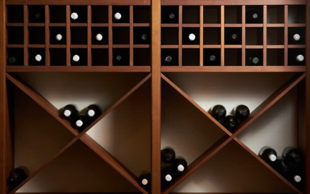 Bouteilles de vin stockées en position allongée afin de garantir un bon stockage du vin