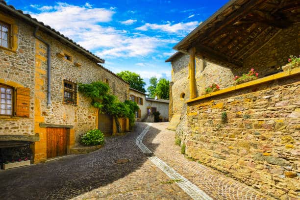 Petite rue dans le village de Ternand dans le Beaujolais