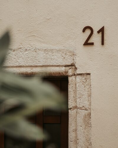 Numéro de maison moderne au dessus du pas de porte d'une maison ancienne