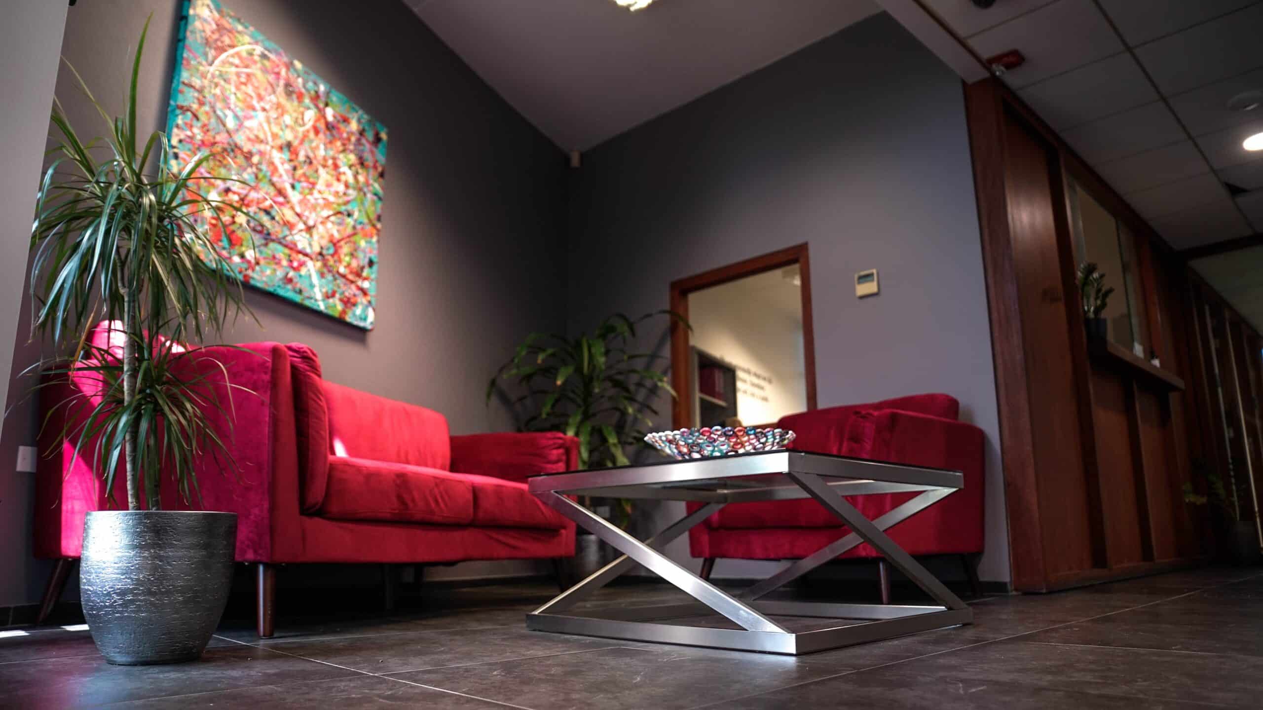 Quelle décoration avec un canapé rouge