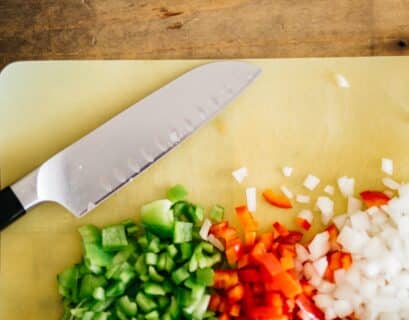 Découpe de divers légumes sur une planche à découper avec un couteau professionnel