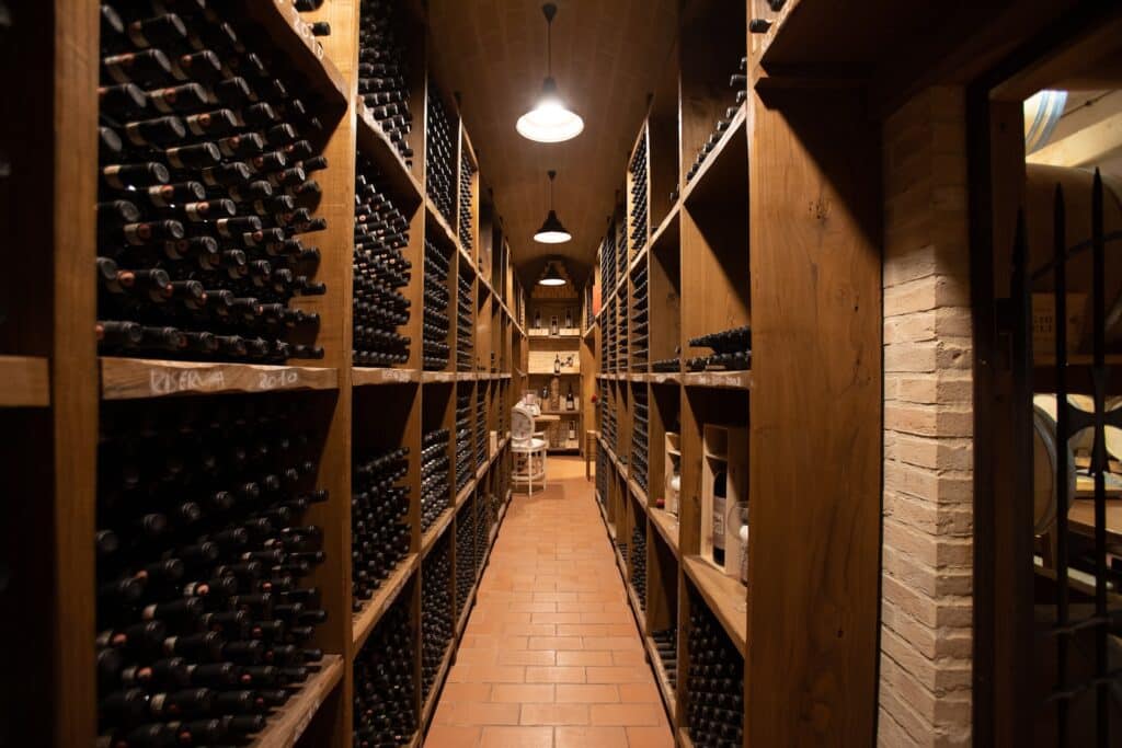 Cave à vin contenant des millésimes Chateau Mouton Rothschild