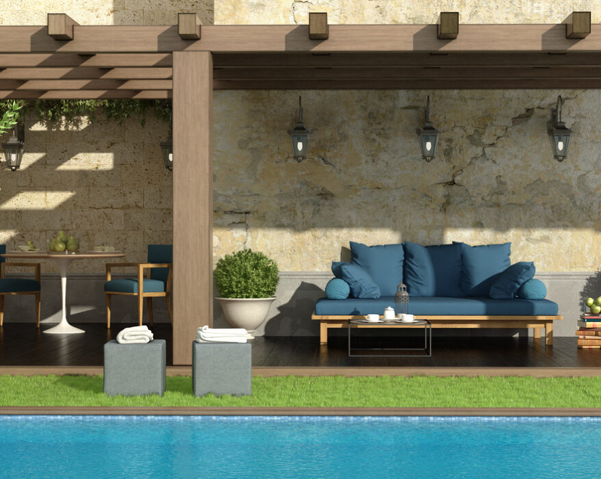 Pergola abritant du soleil une terrasse à coté d'une piscine