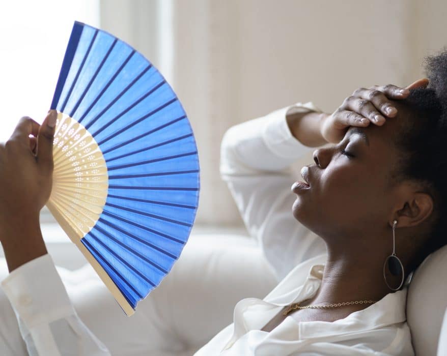 Jeune femme avec un éventail