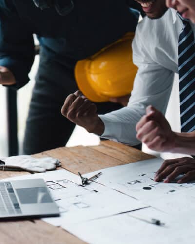 Professionnels regardants des plans de travaux