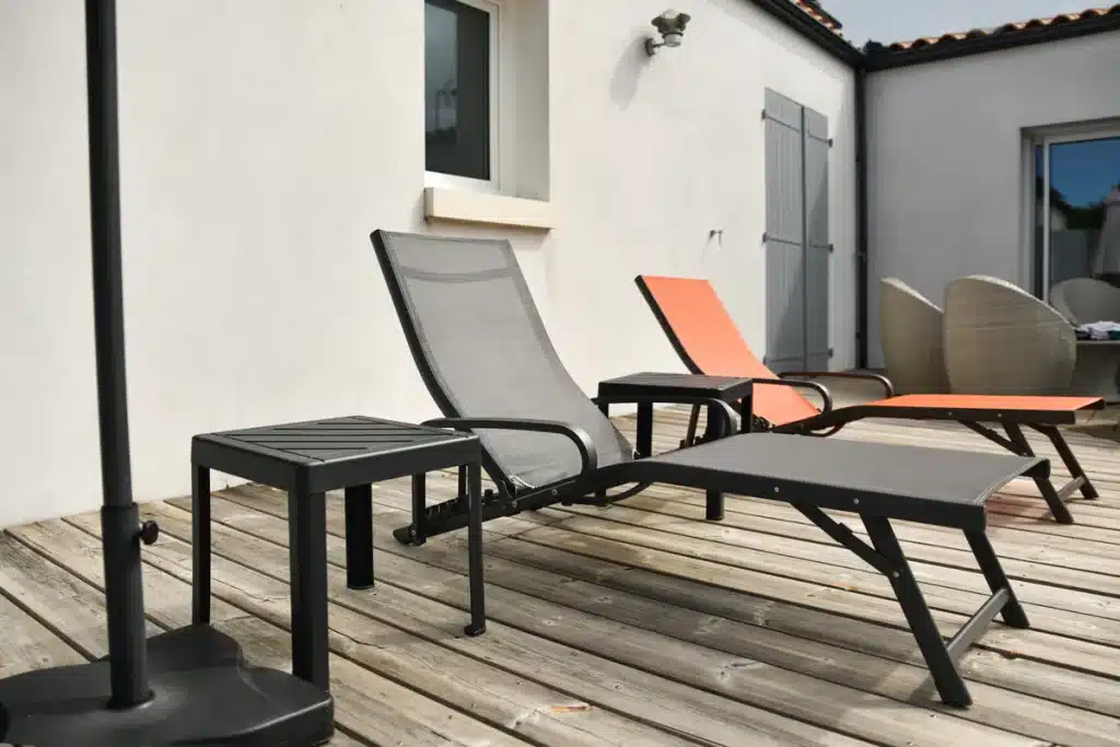 Parasol avec un pied sur une terrasse