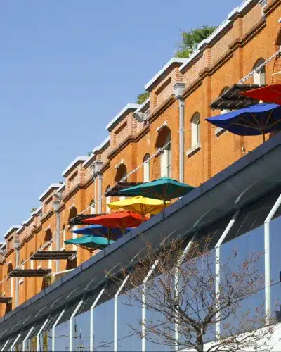 Parasols sur des balcons