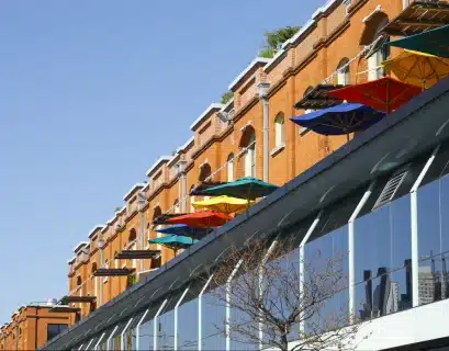 Parasols sur des balcons