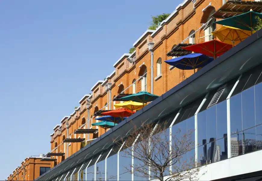 Parasols sur des balcons