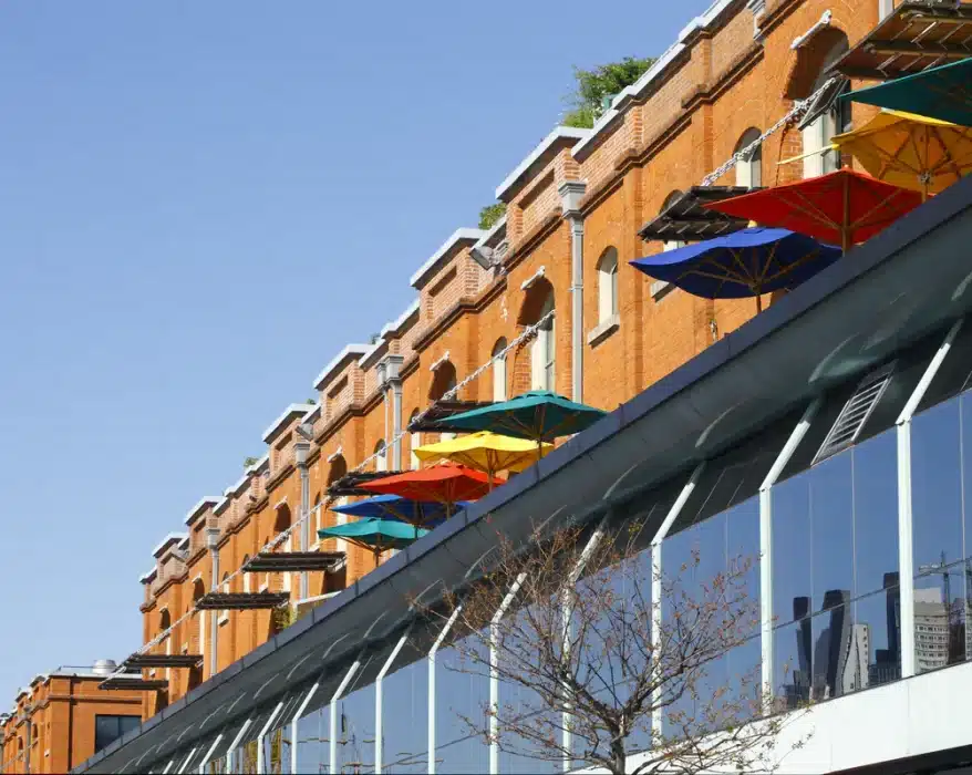 Parasols sur des balcons