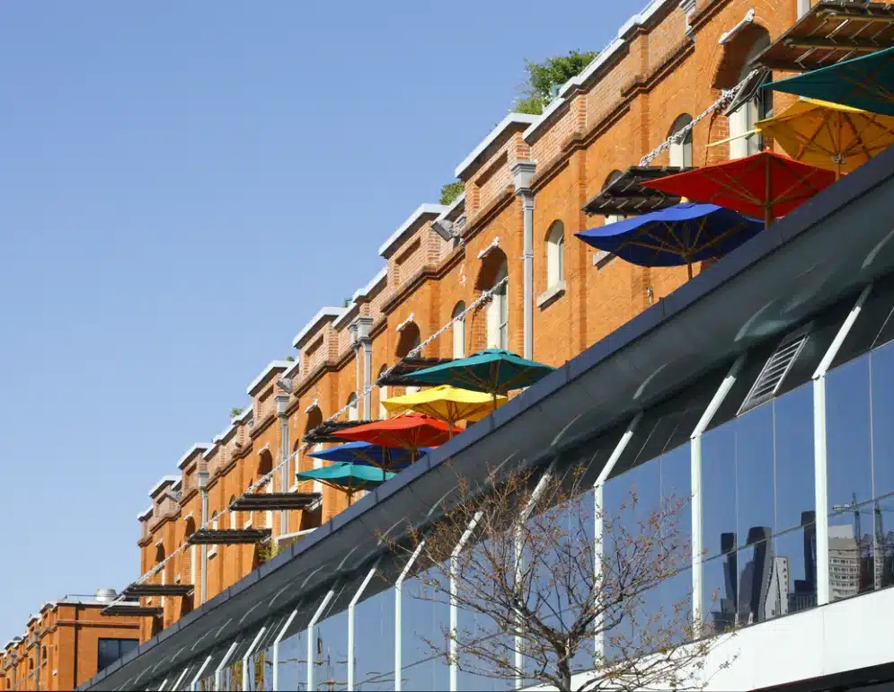 Parasols sur des balcons