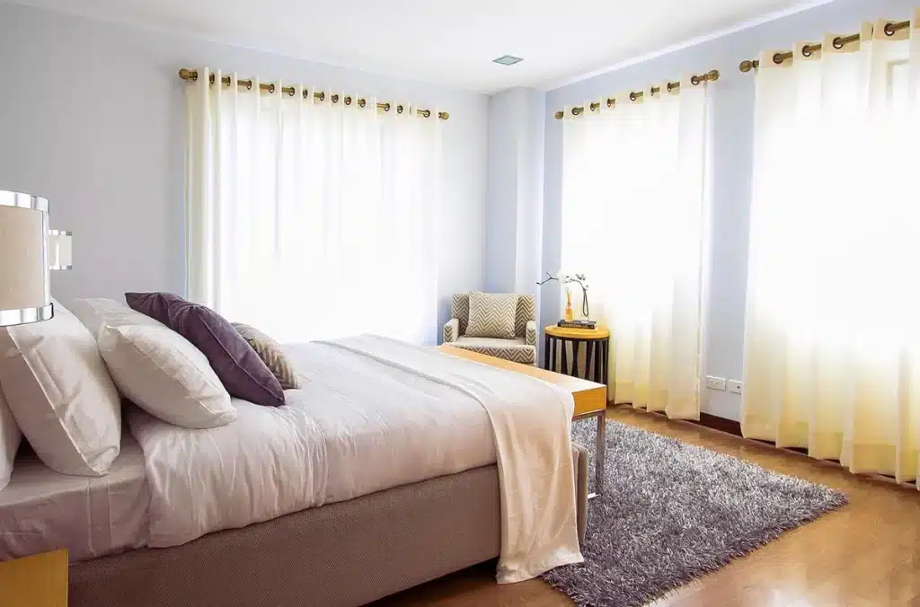 Chambre avec des rideaux à chaque fenêtres