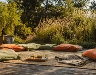 Coussins posés au sol dans un coin détente en extérieur