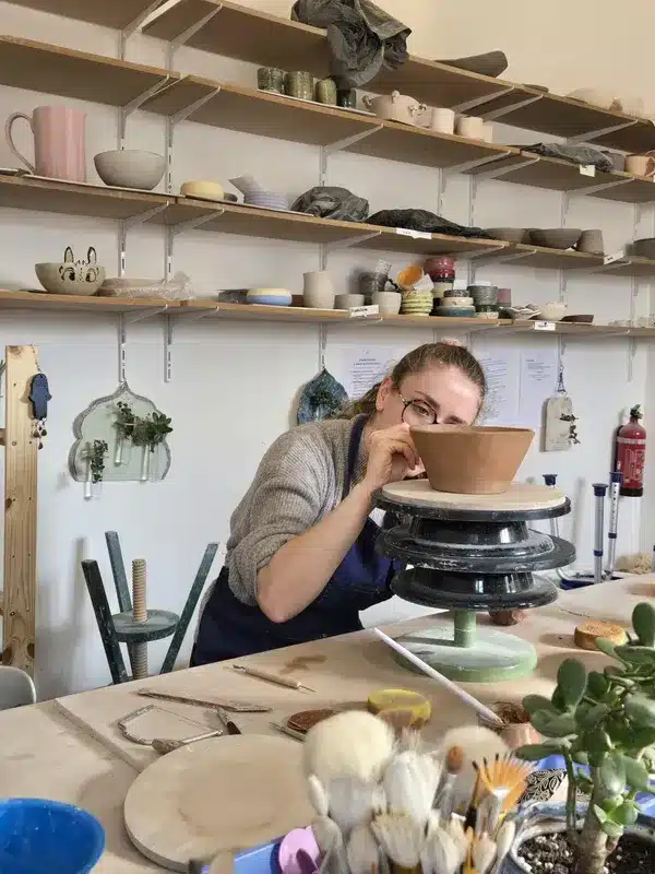 atelier créatif entre amis, séance de poterie encadrée par un artisan